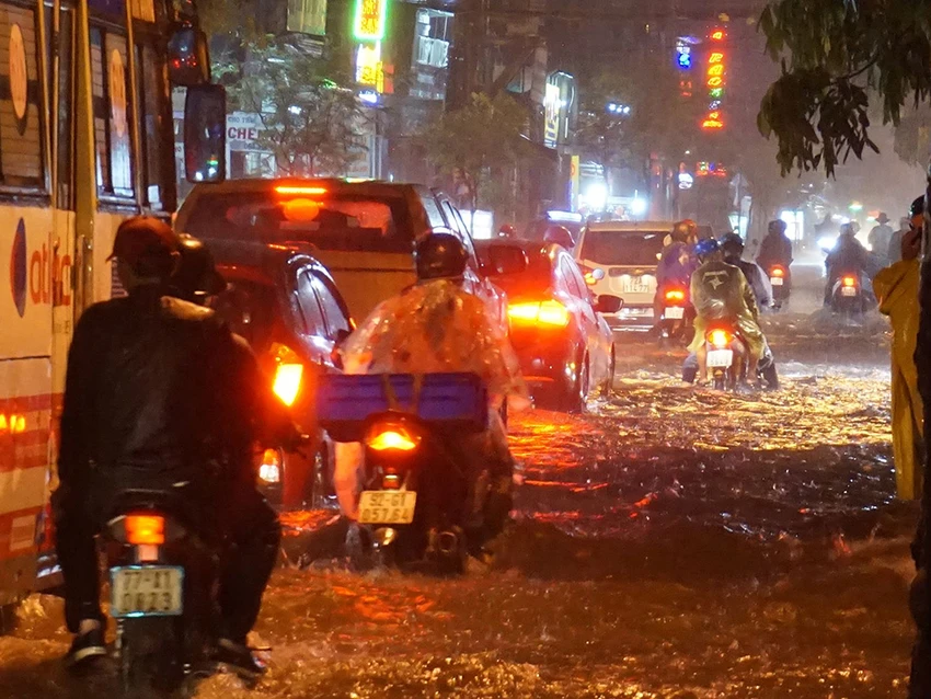 Mưa như trút nước, đường biến thành sông ảnh 8