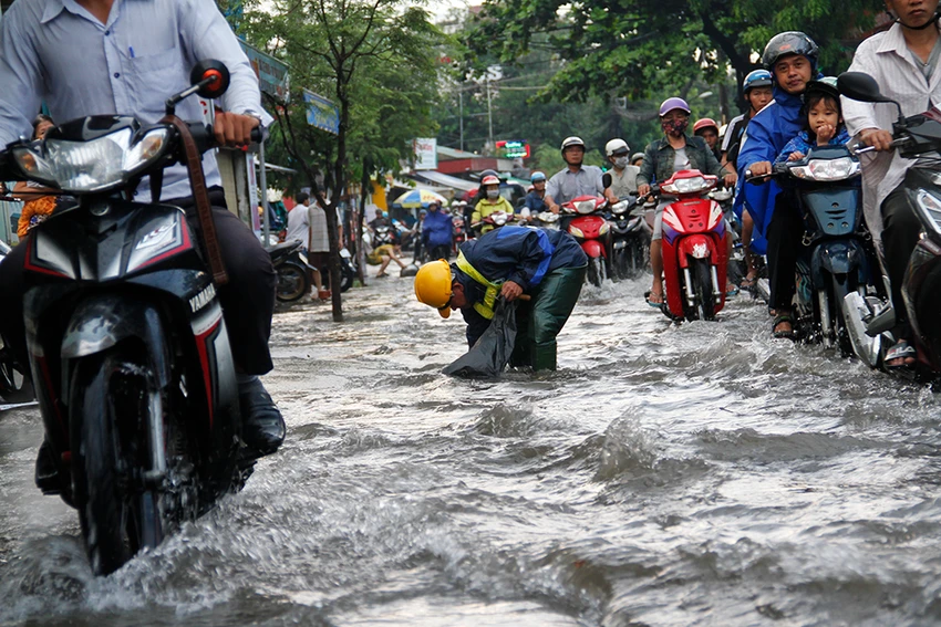 TP.HCM: Người dân mệt mỏi vì mưa lớn đường ngập, kẹt xe ảnh 7 TP.HCM: Người dân mệt mỏi vì mưa lớn đường ngập, kẹt xe ảnh 7