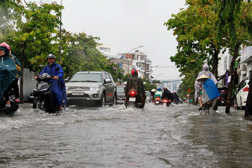 TP.HCM: Người dân mệt mỏi vì mưa lớn đường ngập, kẹt xe ảnh 6 TP.HCM: Người dân mệt mỏi vì mưa lớn đường ngập, kẹt xe ảnh 6
