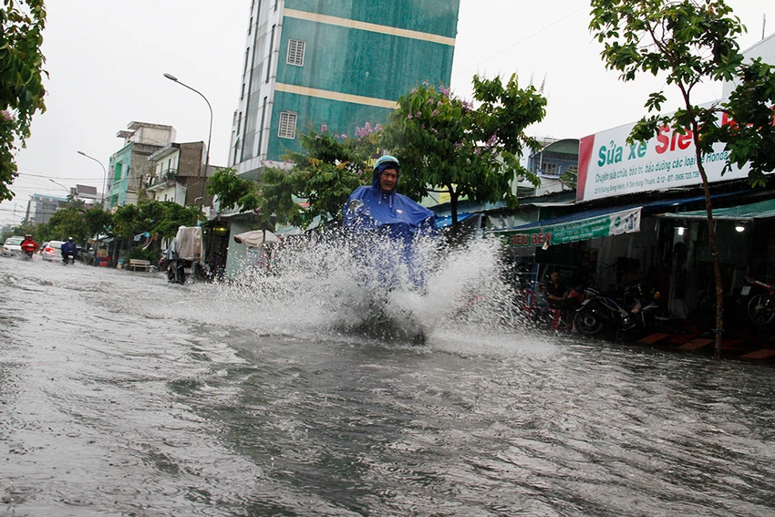 TP.HCM: Người dân mệt mỏi vì mưa lớn đường ngập, kẹt xe ảnh 2 TP.HCM: Người dân mệt mỏi vì mưa lớn đường ngập, kẹt xe ảnh 2