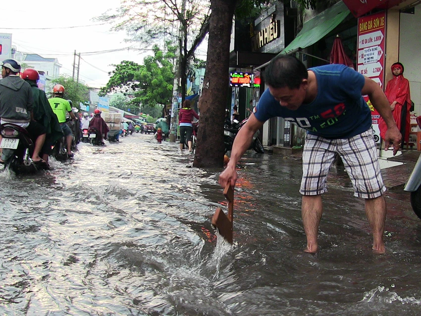TP.HCM: Người dân mệt mỏi vì mưa lớn đường ngập, kẹt xe ảnh 8 TP.HCM: Người dân mệt mỏi vì mưa lớn đường ngập, kẹt xe ảnh 8
