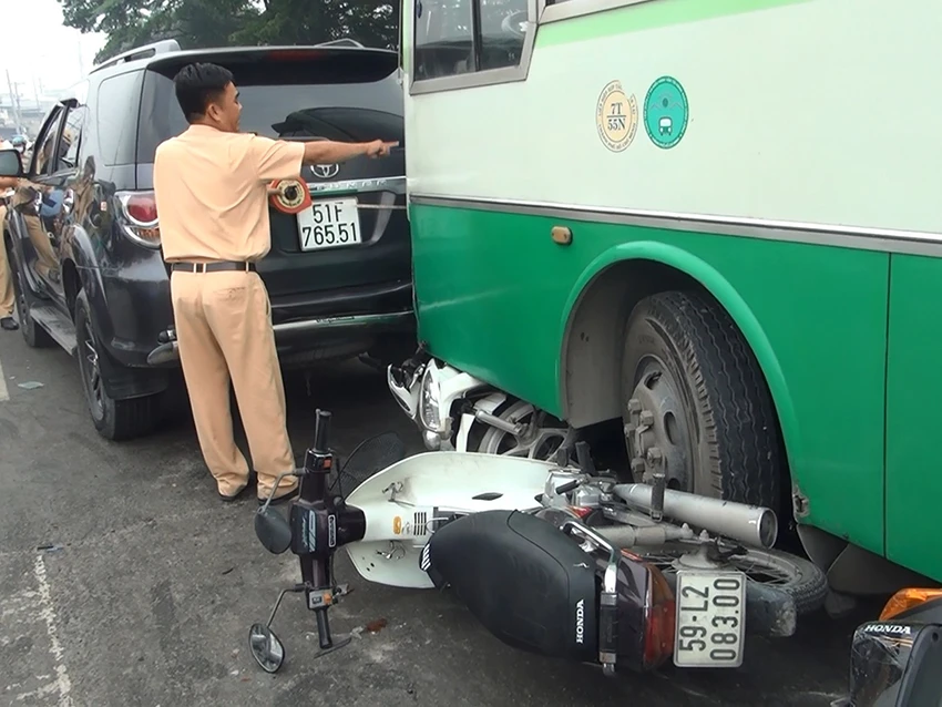 Xe buýt mất thắng cuốn nhiều xe máy ở dốc cầu Bình Điền ảnh 2