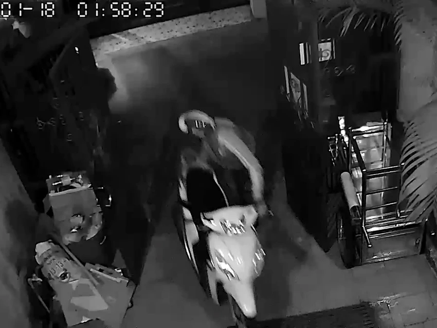 Camera ghi hình nhóm trộm 3 lần vào nhà lấy 3 xe máy ảnh 1