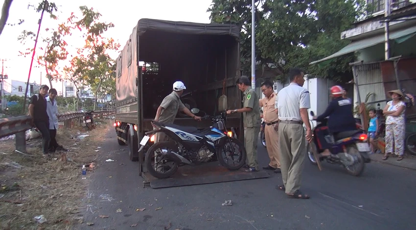 Nam thanh niên tử vong với vết cắt sâu ở cổ cạnh xe máy