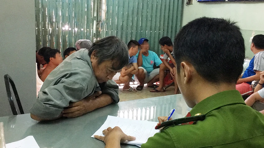 Hình sự đột kích ổ đá gà, con bạc chạy tán loạn ảnh 2 Hình sự đột kích ổ đá gà, con bạc chạy tán loạn ảnh 2