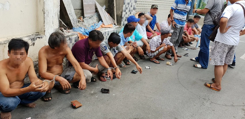 Hình sự đột kích ổ đá gà, con bạc chạy tán loạn ảnh 1 Hình sự đột kích ổ đá gà, con bạc chạy tán loạn ảnh 1