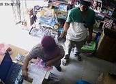 2 ‘cha con’ dàn cảnh ăn trộm khắp TP.HCM
