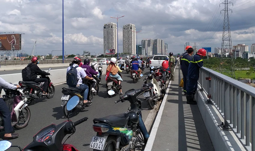 Cảnh sát tìm kiếm người đàn ông bỏ lại xe máy nhảy xuống cầu Sài Gòn. 