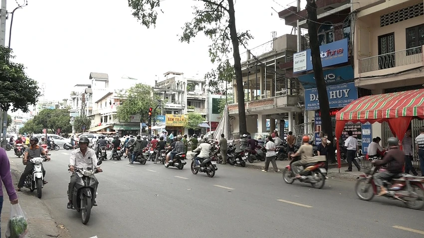 Công trình đang sửa chữa ở góc đường Hàn Hải Nguyên - Minh Phụng bất ngờ đổ sập đè trúng 2 công nhân. 