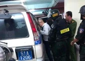Áp giải 2 anh em Nguyễn Thái Luyện về trụ sở lúc rạng sáng