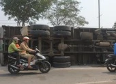 Ô tô tải chở sắn lật vào làn xe máy ở Hóc Môn