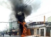 Trụ điện cháy dữ dội trên đường An Dương Vương, quận 6