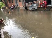 Sau cơn mưa, nhiều hẻm nhỏ ở TP.HCM hóa thành sông