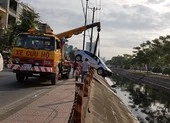 Ô tô lao xuống kênh, người đàn ông mắc kẹt bên trong