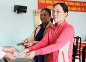 Chia tiền cho 3 người nhặt được vàng trong bao lúa