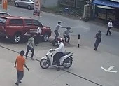 2 tên cướp bị dân truy đuổi, cướp xe máy tẩu thoát