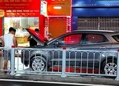 Người dân dập lửa cứu xe bị cháy ở Gò Vấp