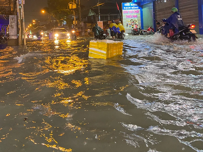 Mưa cực lớn, hàng loạt tuyến đường thành sông ảnh 3