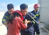 Hàng chục cảnh sát giải cứu cô gái định nhảy chung cư vì buồn