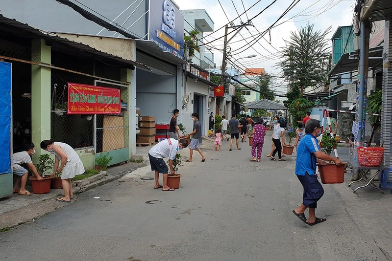 Tặng suất cơm nóng, ổ bánh mì… đầy nghĩa tình trong tâm dịch ảnh 11