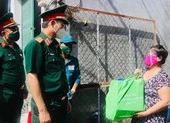 Quận 12: Xuất quân trao hàng ngàn phần quà đến người dân