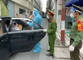Công an ở các chốt giúp người gặp hoạn nạn trên đường