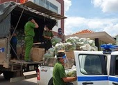 Công an quận Bình Tân tiếp nhận quà hỗ trợ và chuyển đến tận tay giúp dân