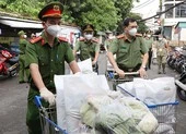 Phó Giám đốc Công an TP.HCM trao quà cho người dân khu Mả Lạng