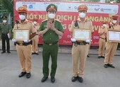 3 CSGT ở TP.HCM được Thứ trưởng Bộ Công an tới tận chốt trao bằng khen
