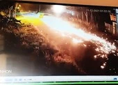 Nhân viên ngân hàng lái bán tải, kéo lê xe máy của công an bỏ chạy