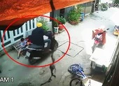 Bé trai 7 tuổi bị cướp giật điện thoại vừa khóc vừa kêu 'mẹ ơi'
