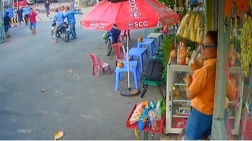 Người dân ngăn cản ông Đỉnh lấy xe rời khỏi hiện trường nhưng bất thành. Ảnh: HT Người dân ngăn cản ông Đỉnh lấy xe rời khỏi hiện trường nhưng bất thành. Ảnh: HT