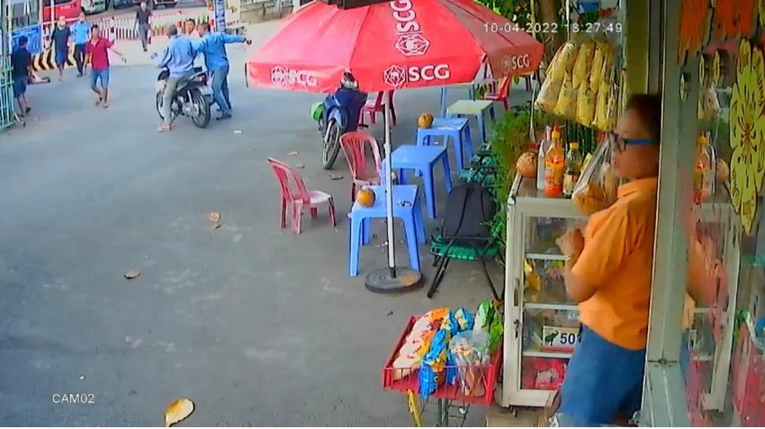 Hình ảnh từ camera an ninh cho thấy, hai bên xô xát qua lại và đỉnh điểm là Trí dùng tua vít trong người tấn công đối thủ. Ảnh: HT Hình ảnh từ camera an ninh cho thấy, hai bên xô xát qua lại và đỉnh điểm là Trí dùng tua vít trong người tấn công đối thủ. Ảnh: HT