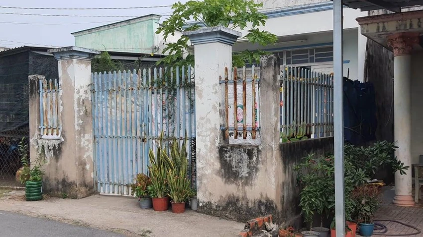 Bé TA được xác định sống cùng mẹ, hai dì ruột và người em tại căn nhà trên địa bàn ấp Tiền, xã Tân Thông Hội, huyện Củ Chi. Ảnh: HT Bé TA được xác định sống cùng mẹ, hai dì ruột và người em tại căn nhà trên địa bàn ấp Tiền, xã Tân Thông Hội, huyện Củ Chi. Ảnh: HT