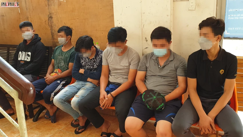 Công an phường Tân Tạo, quận Bình Tân hiện đang củng cố hồ sơ, xử lý hành chính với nhóm thanh niên. Ảnh: NT Công an phường Tân Tạo, quận Bình Tân hiện đang củng cố hồ sơ, xử lý hành chính với nhóm thanh niên. Ảnh: NT