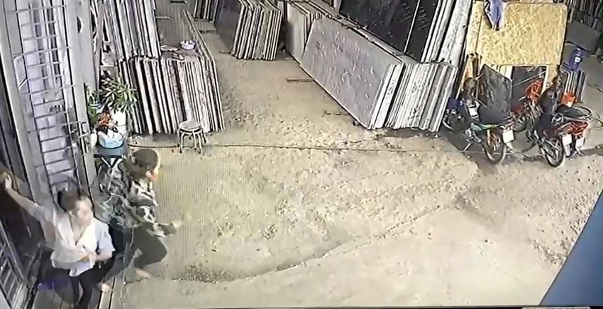 Hai nữ nhân viên phát hiện, đuổi theo nhưng không kịp. Ảnh chụp từ clip Hai nữ nhân viên phát hiện, đuổi theo nhưng không kịp. Ảnh chụp từ clip