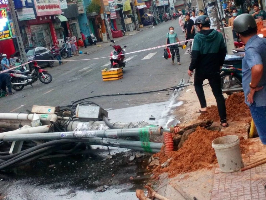 Trụ điện ngã chắn ngang đường Lạc Long Quân, cả khu vực mất điện ảnh 2 Trụ điện ngã chắn ngang đường Lạc Long Quân, cả khu vực mất điện ảnh 2