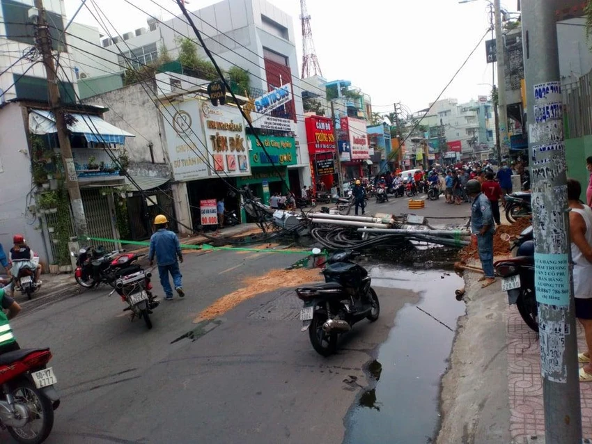 Trụ điện bất ngờ gãy đổ chắn ngang đường Lạc Long Quân, quận Tân Bình. Ảnh: HT Trụ điện bất ngờ gãy đổ chắn ngang đường Lạc Long Quân, quận Tân Bình. Ảnh: HT