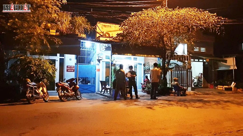 Công an quận 12 nhanh chóng phối hợp với các đơn vị liên quan khám nghiệm, điều tra. Ảnh: NT Công an quận 12 nhanh chóng phối hợp với các đơn vị liên quan khám nghiệm, điều tra. Ảnh: NT