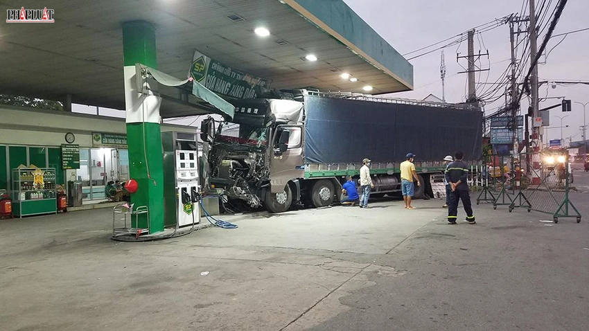 Chiếc xe tải lao vào trạm xăng sau khi tông gãy cột đèn tín hiệu trên quốc lộ 1. Ảnh: HT Chiếc xe tải lao vào trạm xăng sau khi tông gãy cột đèn tín hiệu trên quốc lộ 1. Ảnh: HT
