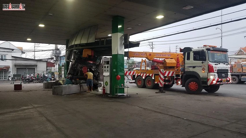 Xe cứu hộ được huy động tới xử lý hiện trường sau sự cố. Ảnh: HT Xe cứu hộ được huy động tới xử lý hiện trường sau sự cố. Ảnh: HT