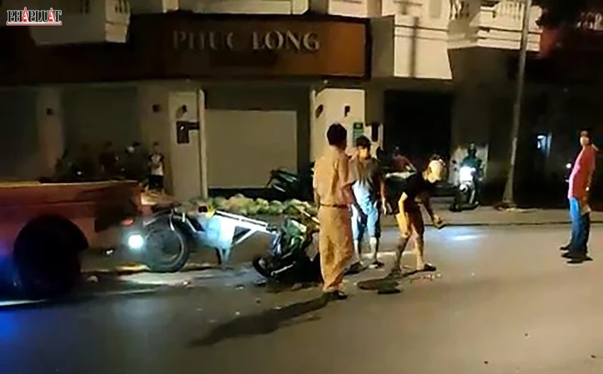 Vụ tai nạn xảy ra tại giao lộ trên đường Phan Văn Trị. Ảnh: HT Vụ tai nạn xảy ra tại giao lộ trên đường Phan Văn Trị. Ảnh: HT