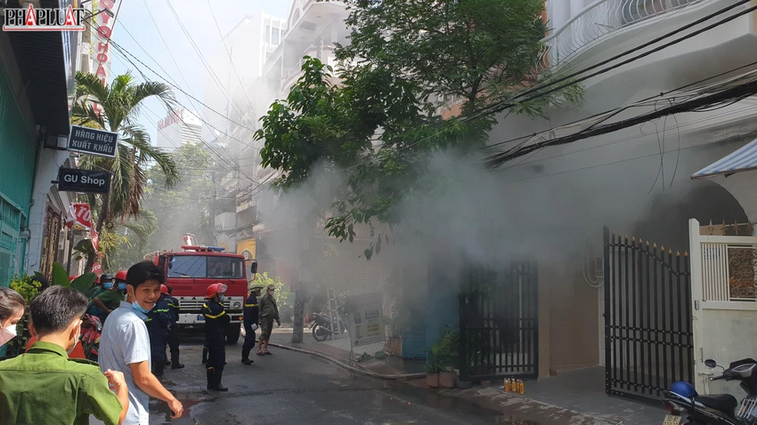 Đám cháy bùng lên từ căn nhà ba lầu trong hẻm đường Tô Hiến Thành, quận 10. Ảnh: NT Đám cháy bùng lên từ căn nhà ba lầu trong hẻm đường Tô Hiến Thành, quận 10. Ảnh: NT