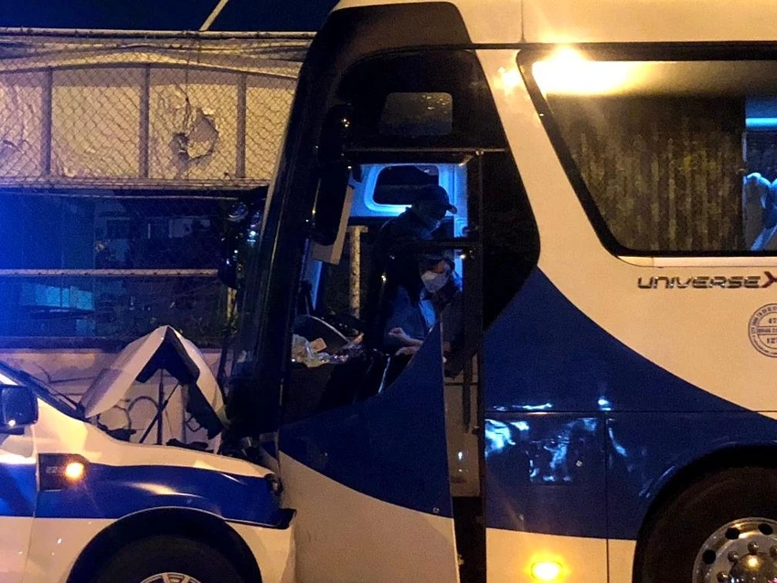 Vụ va chạm khiến hai phương tiện hư hỏng phần đầu. Ảnh: NY Vụ va chạm khiến hai phương tiện hư hỏng phần đầu. Ảnh: NY