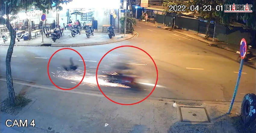 Cú tông mạnh khiến bé trai bốn tuổi văng xa. Ảnh chụp từ clip Cú tông mạnh khiến bé trai bốn tuổi văng xa. Ảnh chụp từ clip