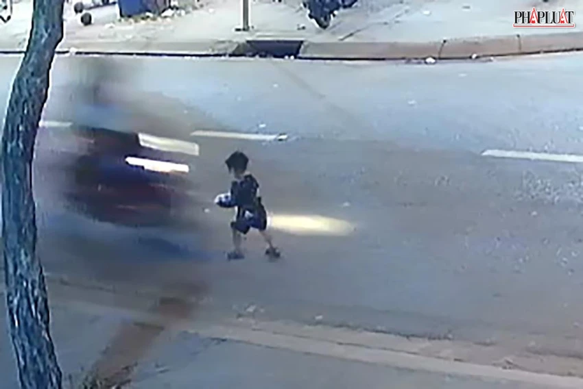 Bé trai chạy ra đường thì bị xe máy lao tới, tông trúng. Ảnh chụp từ clip Bé trai chạy ra đường thì bị xe máy lao tới, tông trúng. Ảnh chụp từ clip