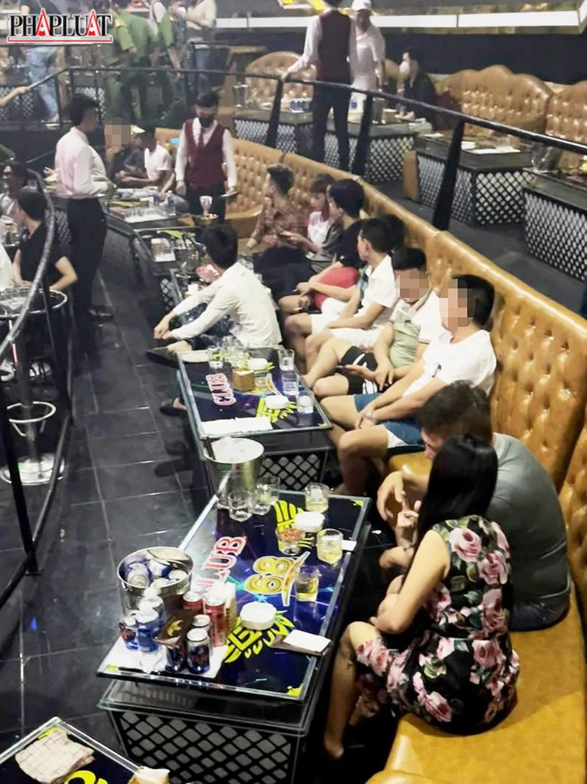 Thời điểm rạng sáng, bên trong quán vẫn còn rất nhiều người sử dụng các dịch vụ ăn uống. Ảnh: CA Thời điểm rạng sáng, bên trong quán vẫn còn rất nhiều người sử dụng các dịch vụ ăn uống. Ảnh: CA
