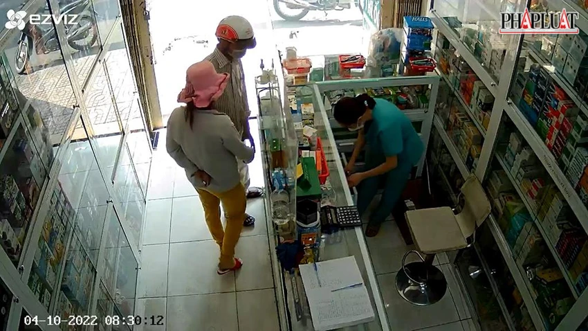 Người phụ nữ đưa hộp thuốc cho người đàn ông giấu vào quần. Ảnh chụp từ clip Người phụ nữ đưa hộp thuốc cho người đàn ông giấu vào quần. Ảnh chụp từ clip