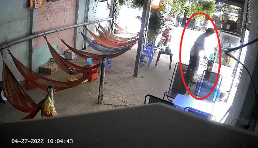 Sau khi lấy được tiền, người đàn ông bỏ vào túi rồi ra xe rời đi. Ảnh chụp từ clip Sau khi lấy được tiền, người đàn ông bỏ vào túi rồi ra xe rời đi. Ảnh chụp từ clip
