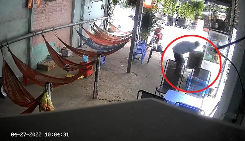 Hình ảnh người đàn ông lục tủ, lấy trộm tiền được camera an ninh ghi lại. Ảnh chụp từ clip